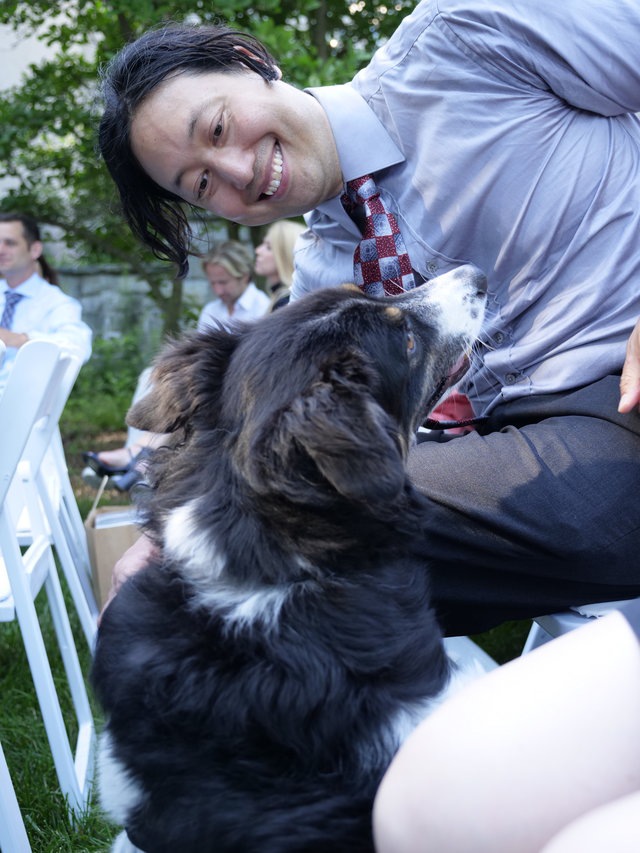 笑顔の男性と犬