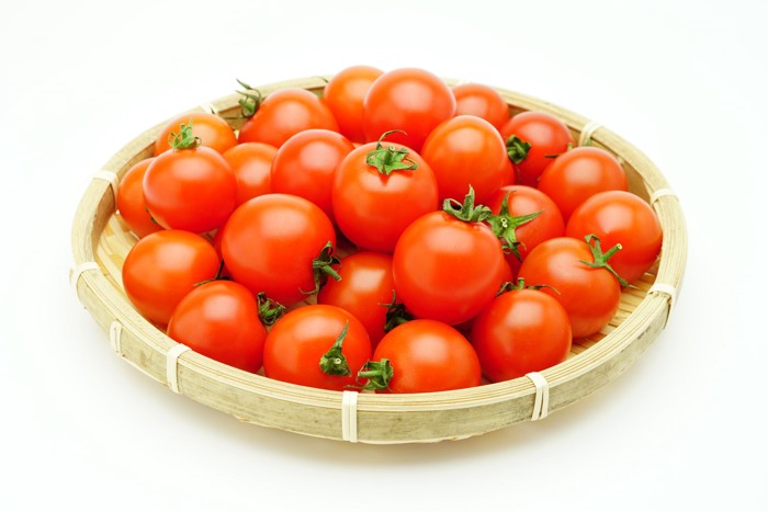 ざるに盛られたたくさんのミニトマト