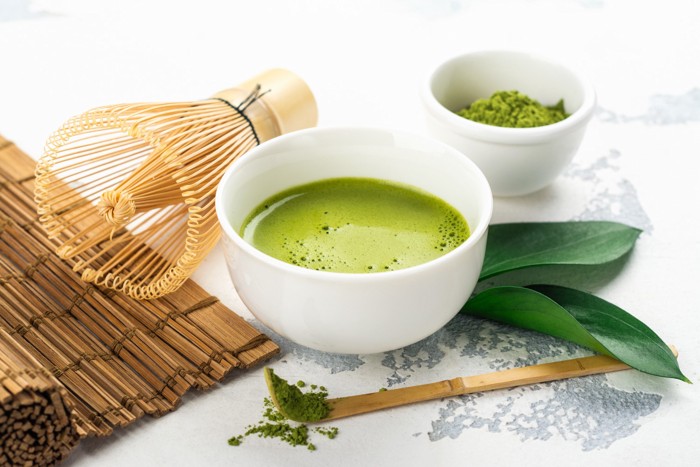 器に入った液体と粉末の抹茶と茶筅