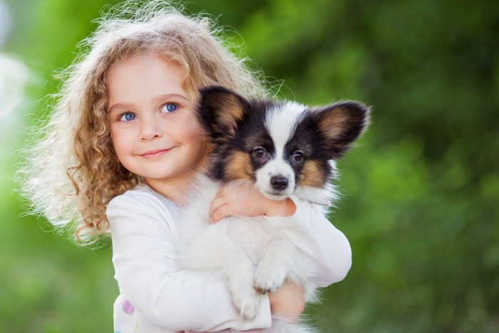 女の子と子犬