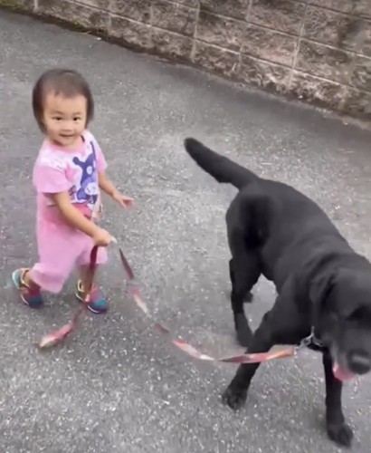 笑顔の子どもと犬