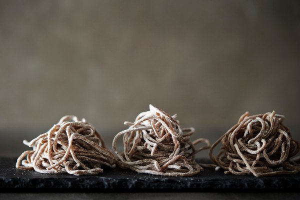 少量の蕎麦の塊が3つ