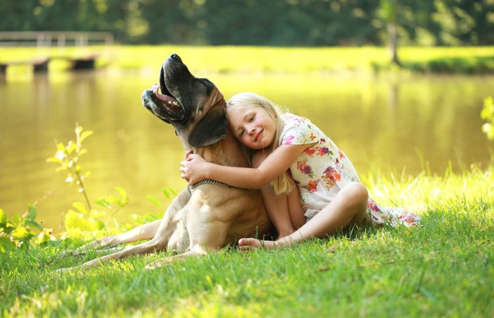 犬に抱きつく子供