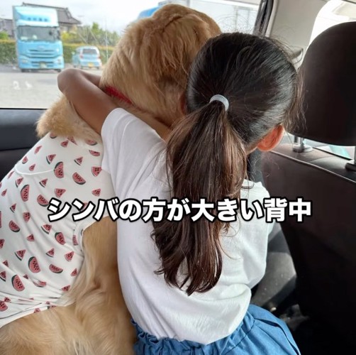 女の子より大きな大型犬