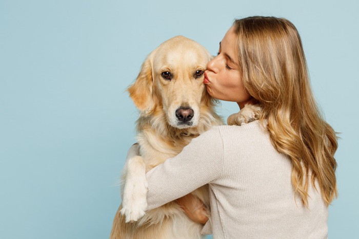 犬にキスする女性