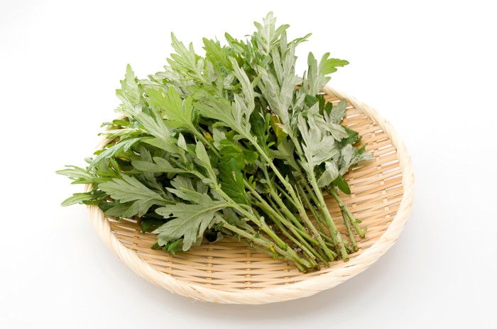 ざるにのせられた1束のよもぎ