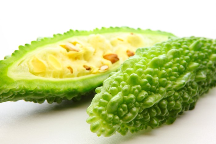 種とワタが見える半分にカットしたゴーヤ