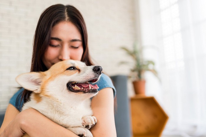 犬を抱きしめる女性