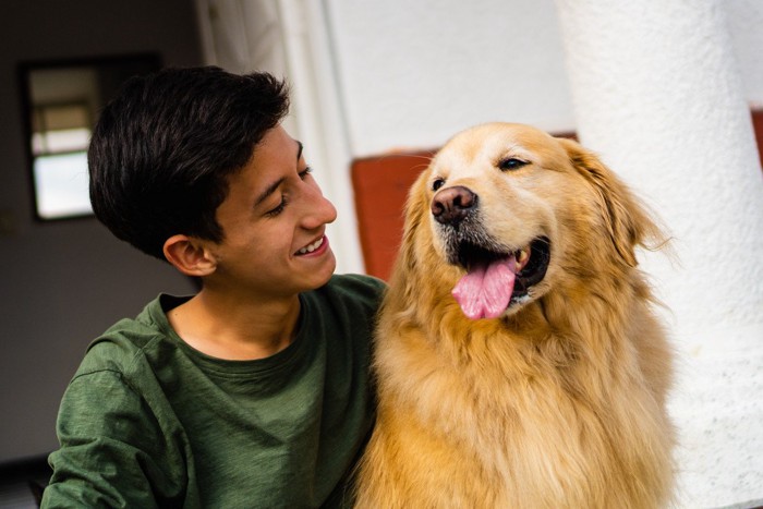 飼い主と笑顔の犬