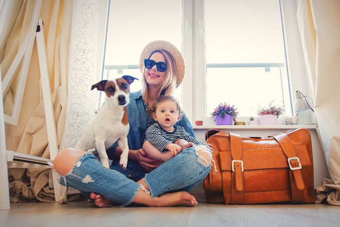 バカンスの親子と犬