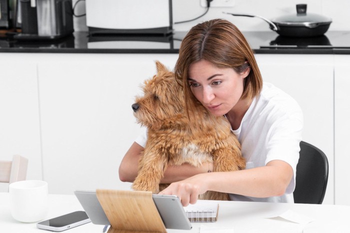 女性と犬