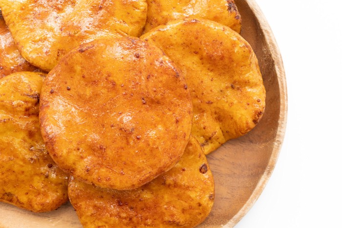 お皿の上にのせられた醤油せんべいのアップ