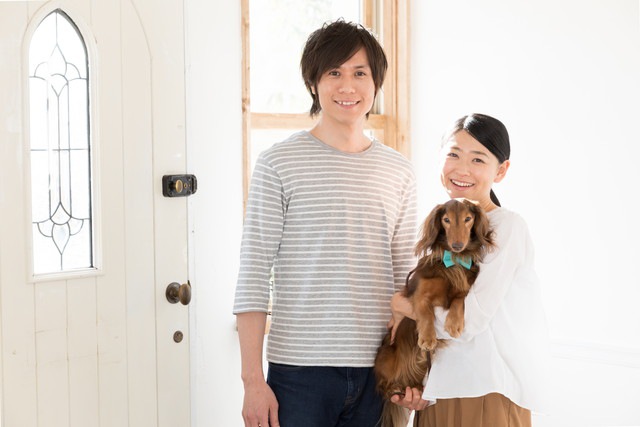 男性と女性と犬