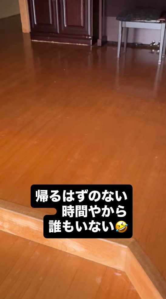 玄関の扉を開ける飼い主