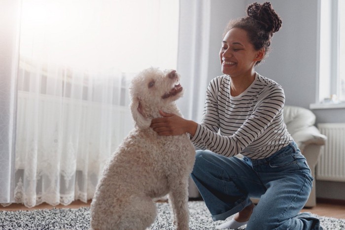 笑顔の女性と犬