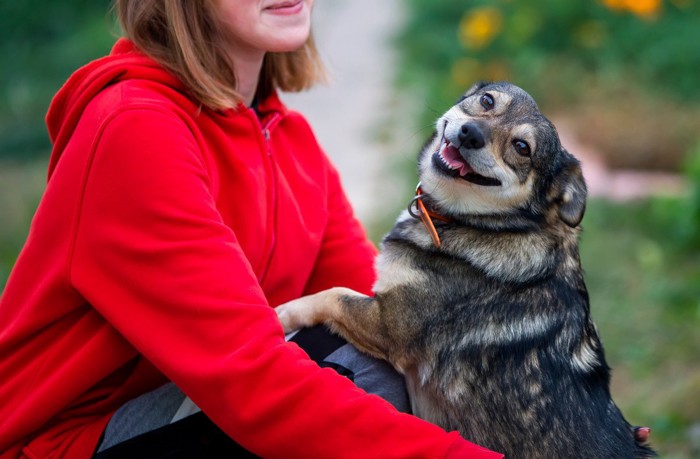 飼い主の女性と犬