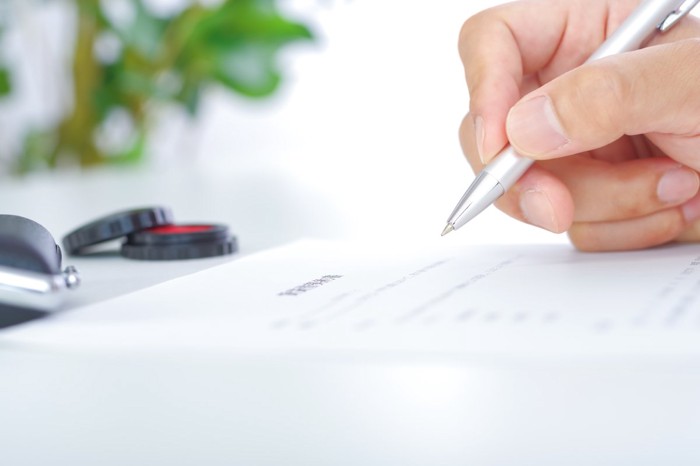 書類を記入する手元