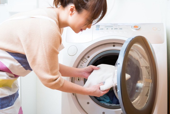 洗濯をする女性