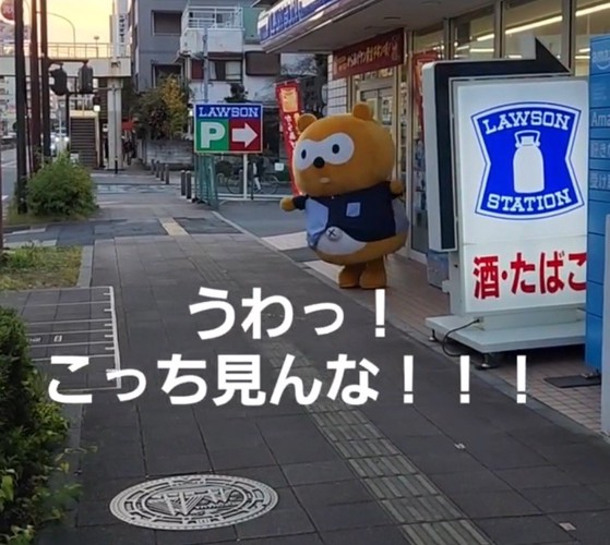 犬に向かって手を振る着ぐるみ