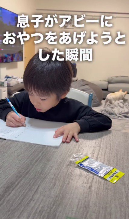 オヤツをあげようとしたら…