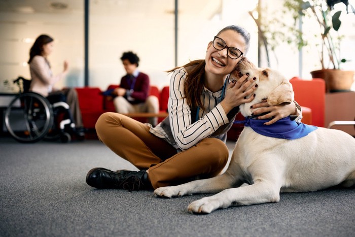 犬に顔をなめられる女性