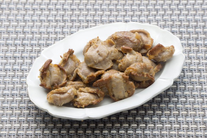 お皿にのった加熱済みの砂肝