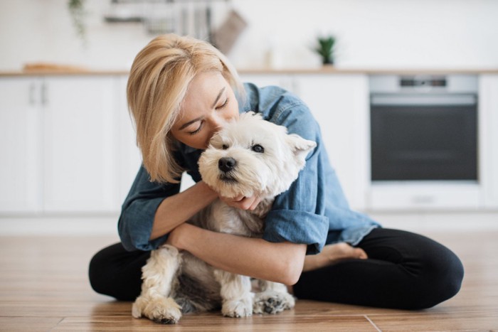 あぐらをかく女性と犬