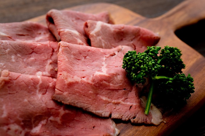 カットされたローストビーフが並んでいる光景
