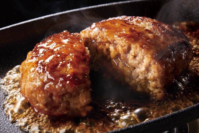 割れて肉汁が出ているハンバーグ