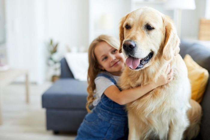 女の子と犬