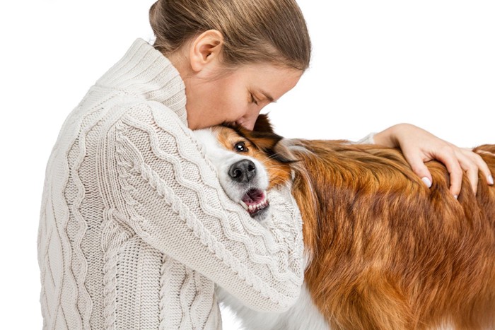 犬を抱きしめる女性
