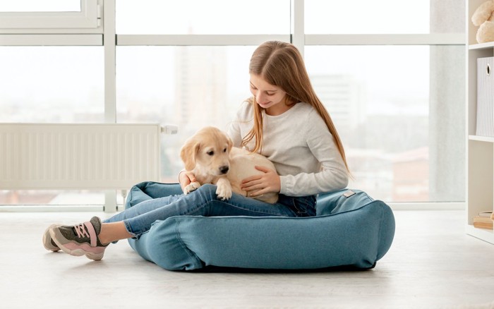 女性と薄茶犬