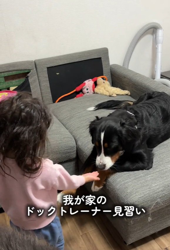 おかわりを指示する娘さん