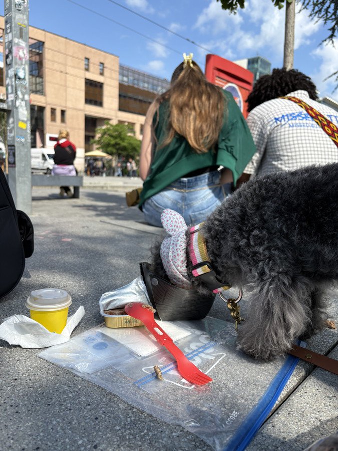 リヨン駅前で朝食を食べるエマ