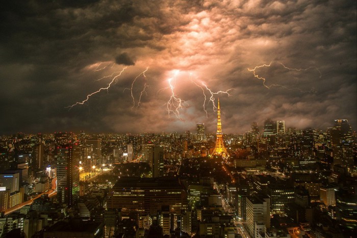東京タワーの向こうに雷