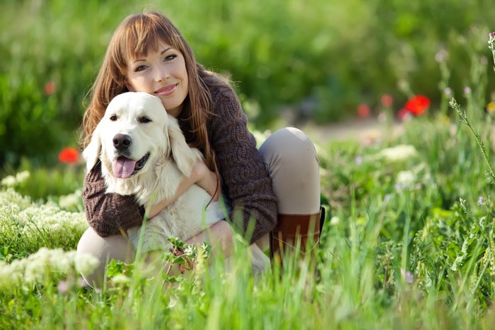 犬を抱きしめる女性