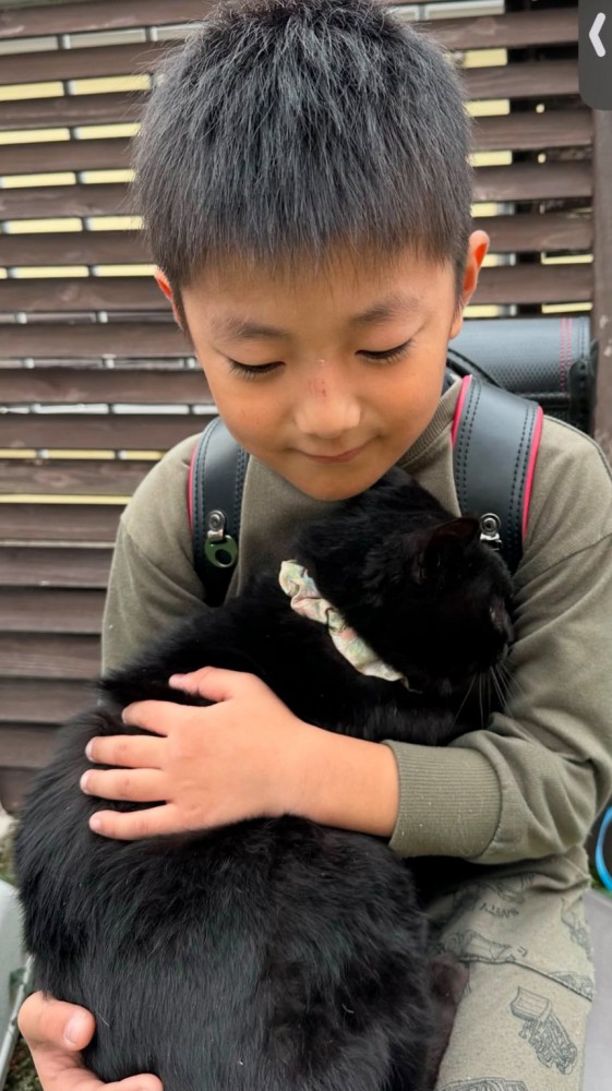 抱きしめる男の子