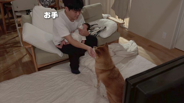 パパがミルクをあげてると…