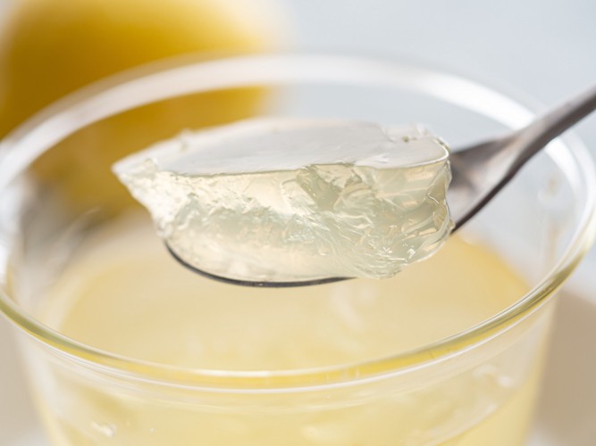 器に入ったゼリーをスプーンですくっている様子