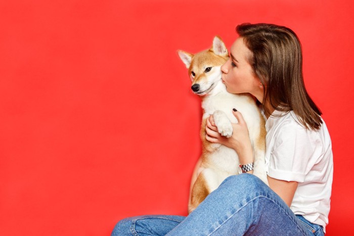 柴犬にキスする女性