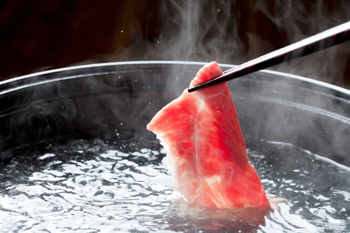 お湯で牛肉を加熱しようとしている様子