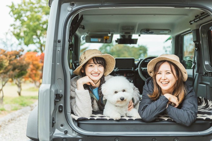 車で旅する女性2人と犬