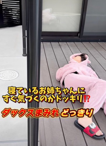 寝転がる女の子