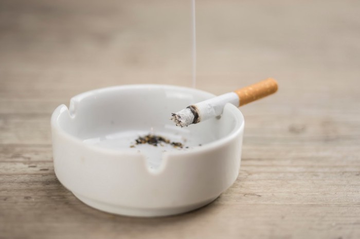 煙が上がるタバコ