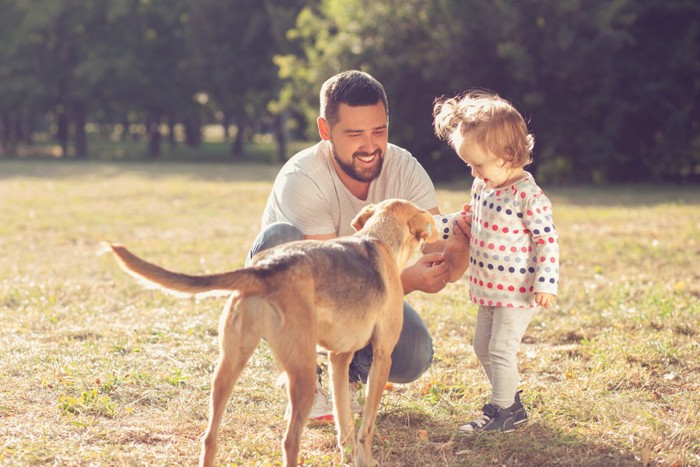 犬と子どもと男性