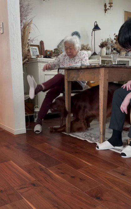 足を高く上げるおばあちゃん