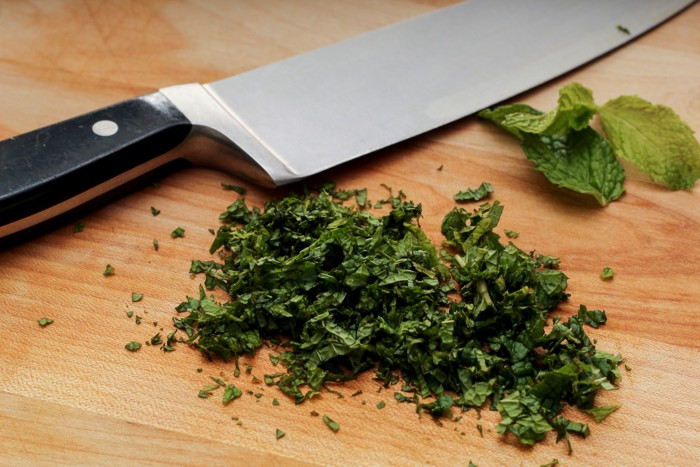 包丁で細かく刻まれたミントの葉