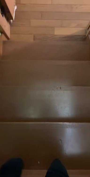 足音だけを響かせる