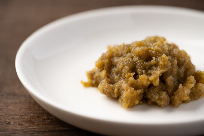 小皿に盛られた黒胡椒