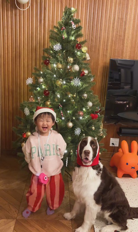 サンタごっこをするププくんと女の子⑩